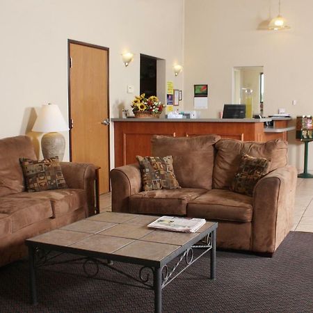 Centerstone Inn & Suites Carlyle エクステリア 写真