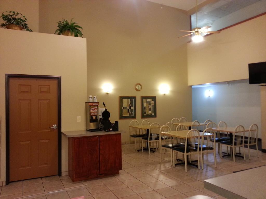 Centerstone Inn & Suites Carlyle エクステリア 写真