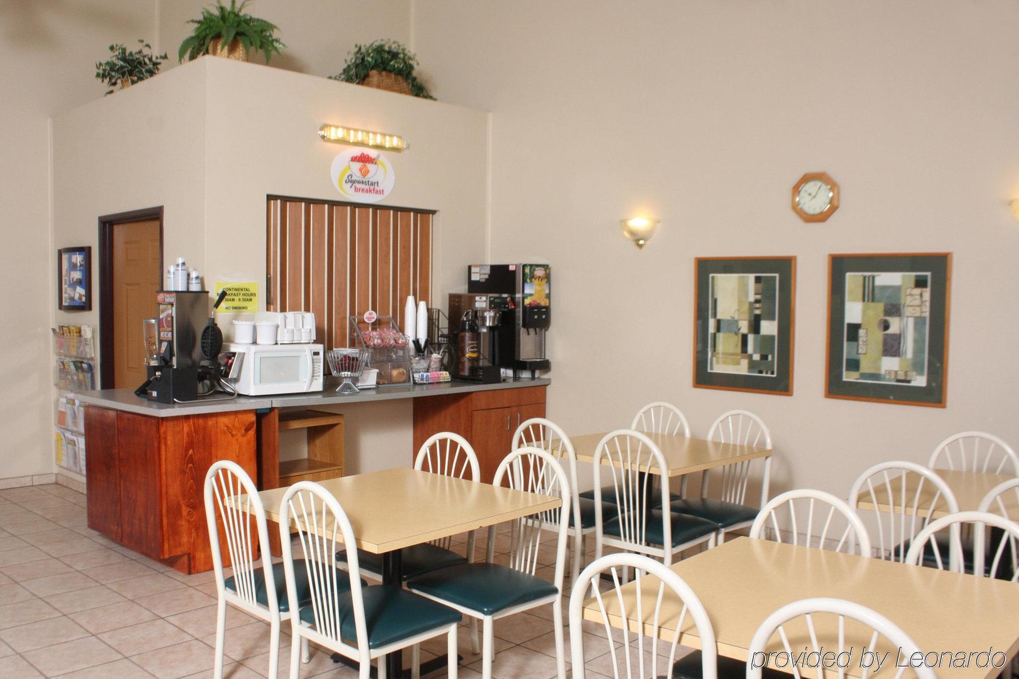 Centerstone Inn & Suites Carlyle エクステリア 写真