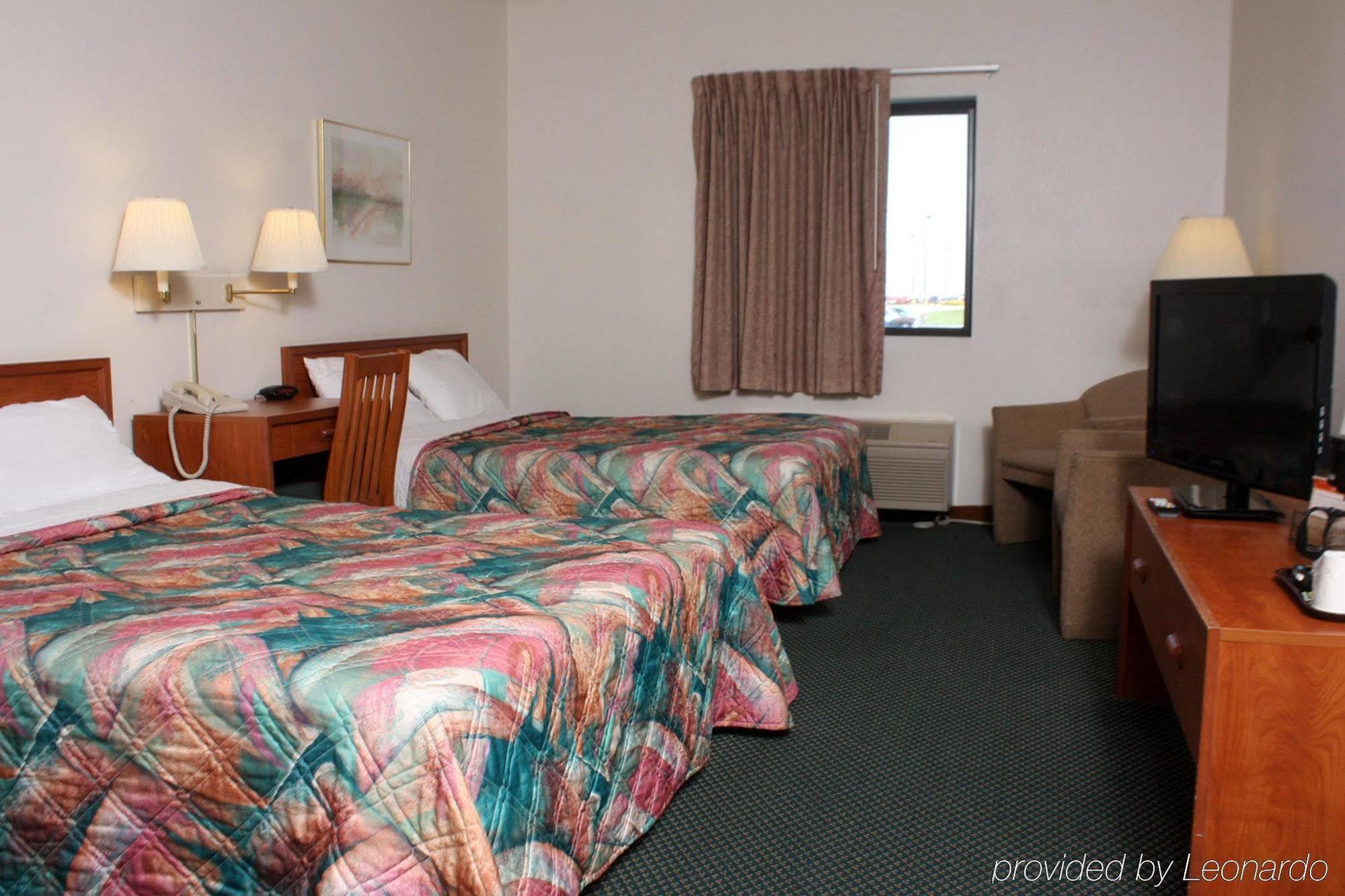 Centerstone Inn & Suites Carlyle エクステリア 写真