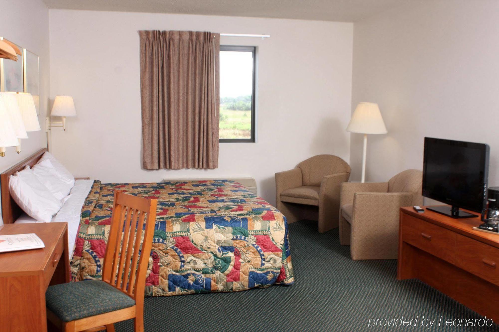 Centerstone Inn & Suites Carlyle エクステリア 写真