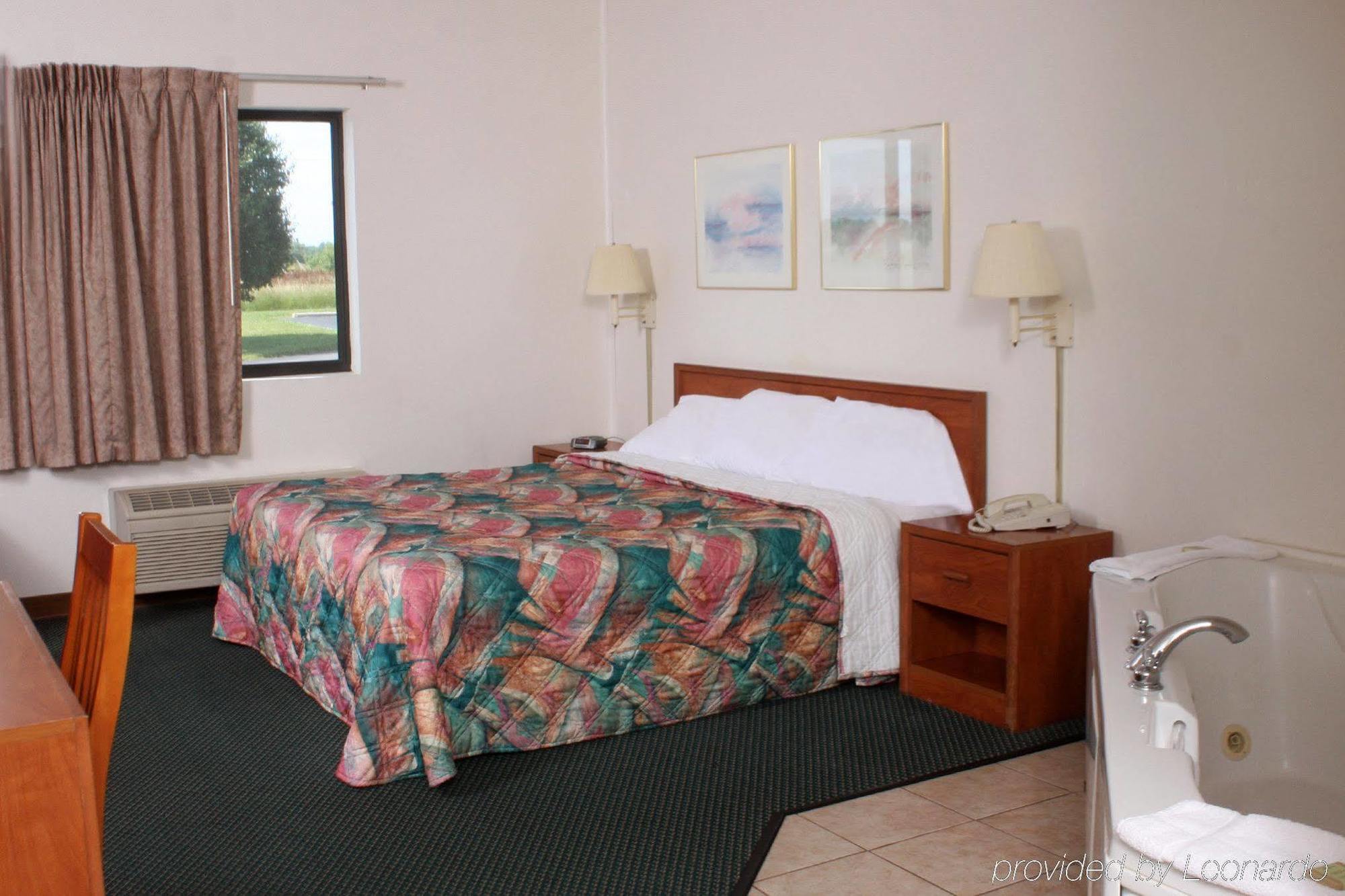 Centerstone Inn & Suites Carlyle エクステリア 写真