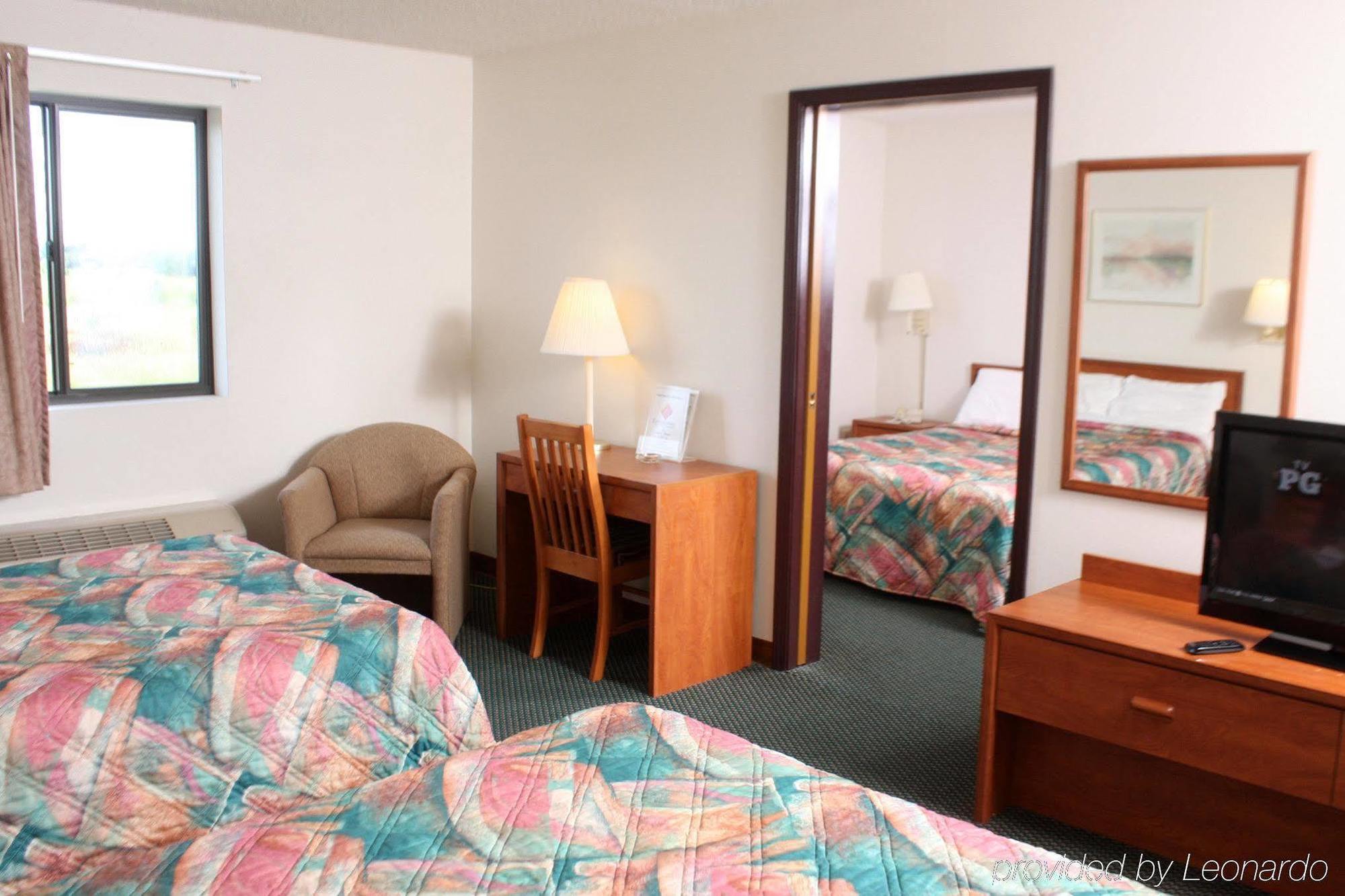 Centerstone Inn & Suites Carlyle エクステリア 写真