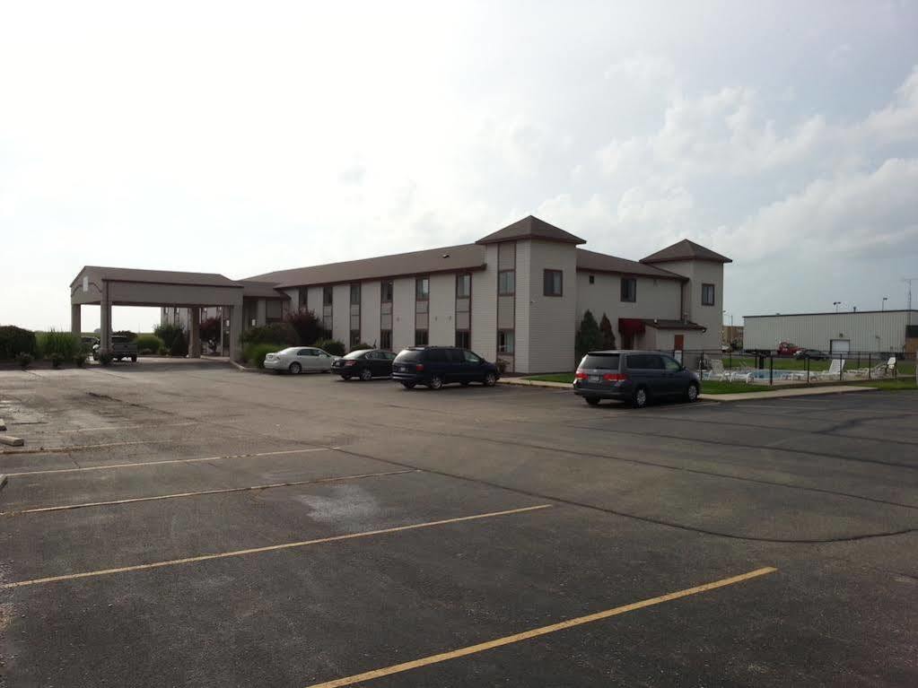 Centerstone Inn & Suites Carlyle エクステリア 写真
