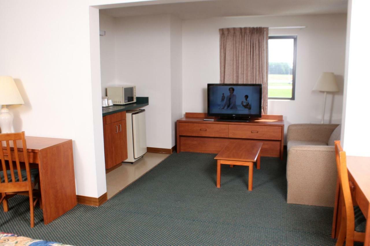 Centerstone Inn & Suites Carlyle エクステリア 写真