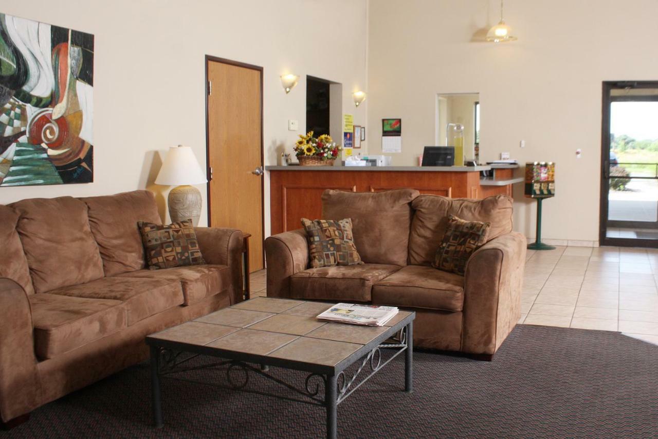 Centerstone Inn & Suites Carlyle エクステリア 写真