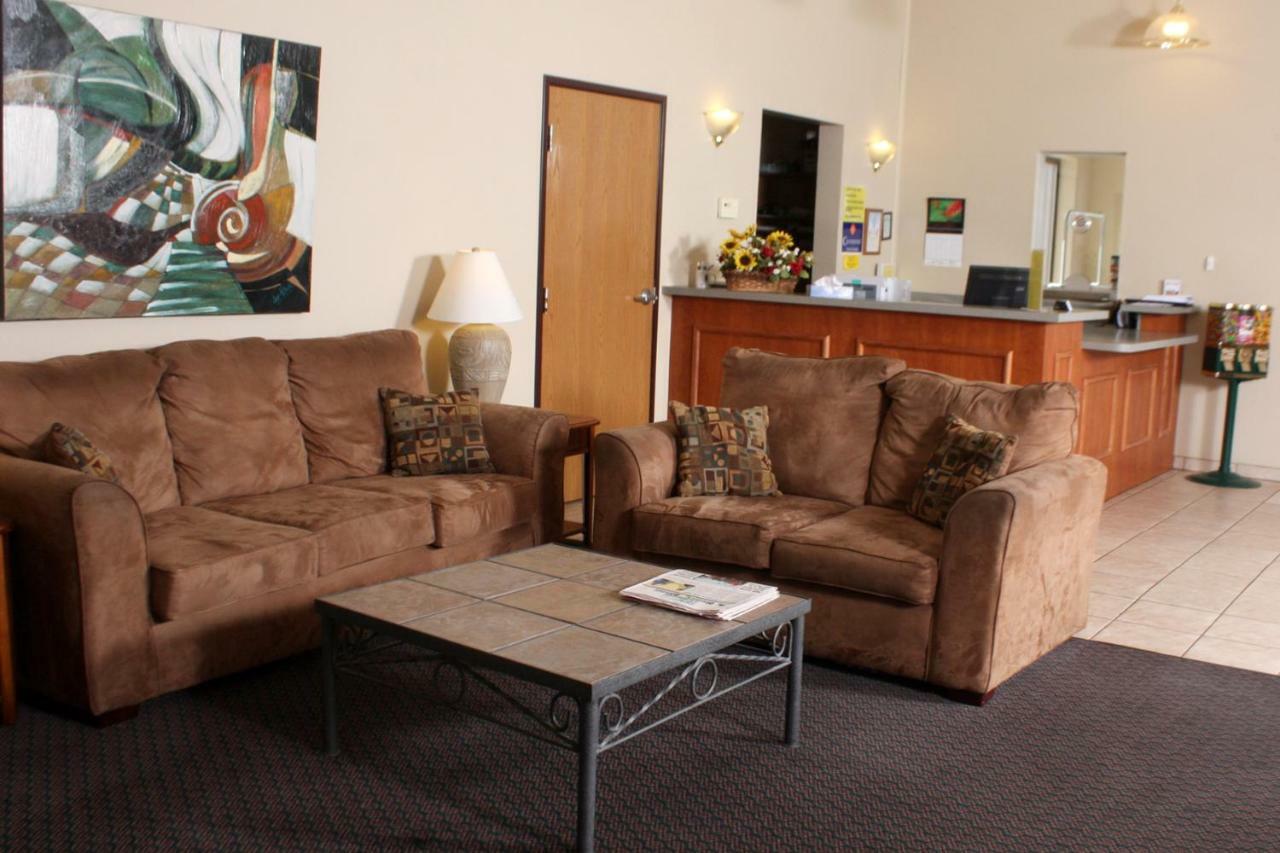 Centerstone Inn & Suites Carlyle エクステリア 写真