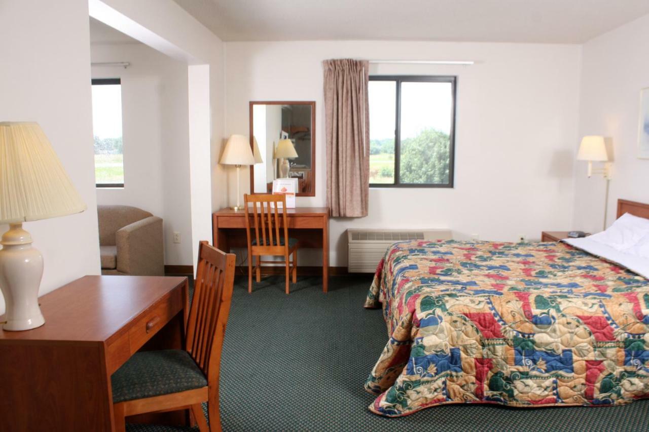 Centerstone Inn & Suites Carlyle エクステリア 写真