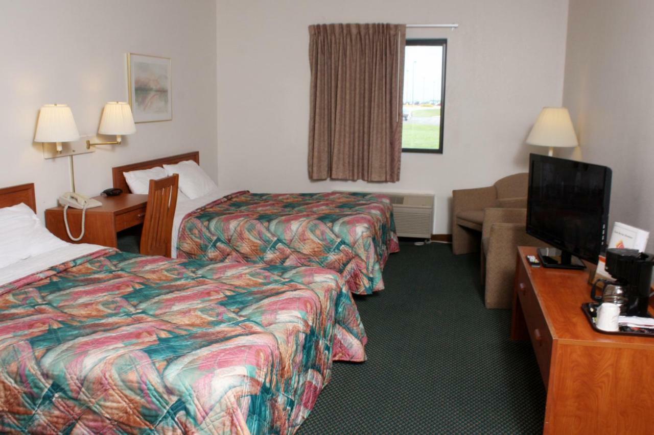 Centerstone Inn & Suites Carlyle エクステリア 写真