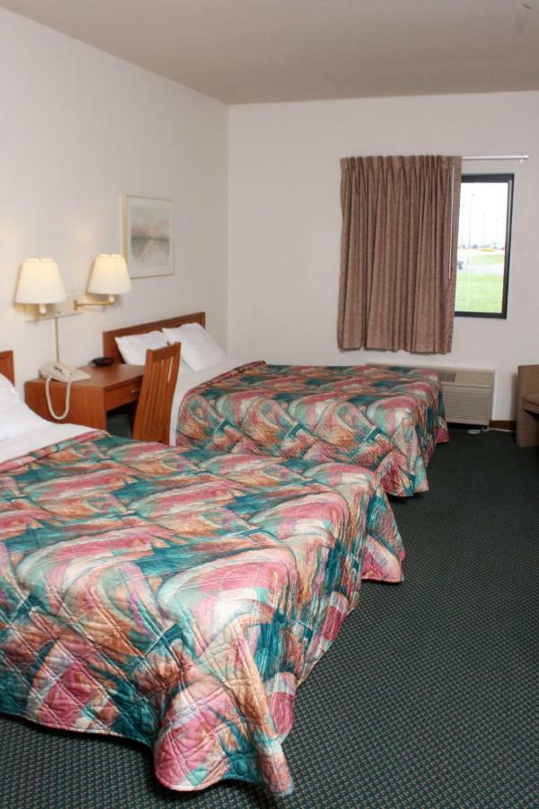Centerstone Inn & Suites Carlyle エクステリア 写真