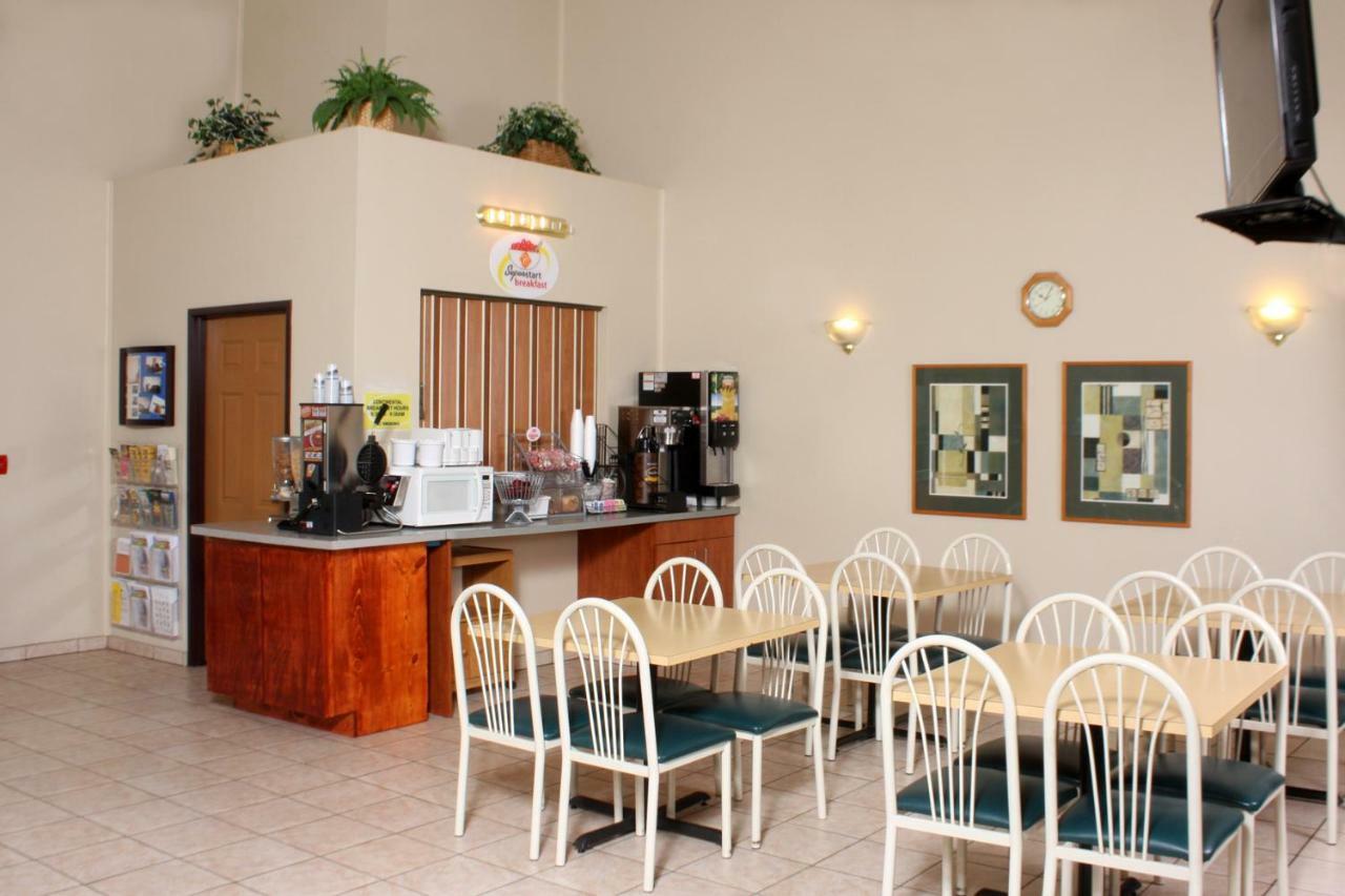 Centerstone Inn & Suites Carlyle エクステリア 写真